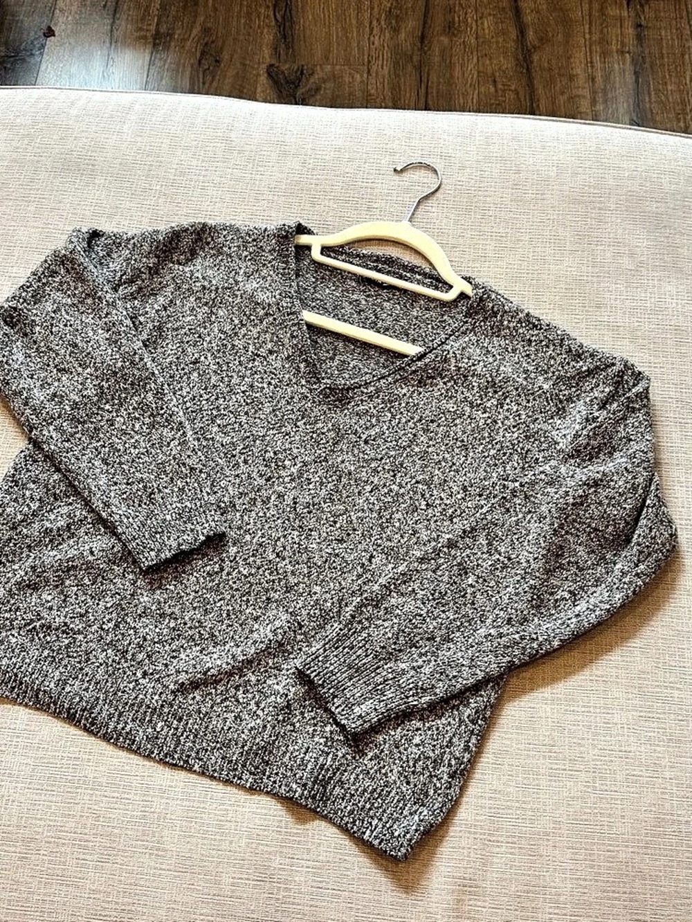 Gorgeous Marled Knit V-Neck Sweater | Size Medium | Gray, Brown & Taupe